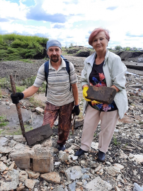 Сотрудники музея с артефактами, найденными на месте разрушенного завода