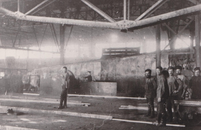 В прокатном цехе Нижнесалдинского завода. фотография 1920-х годов.