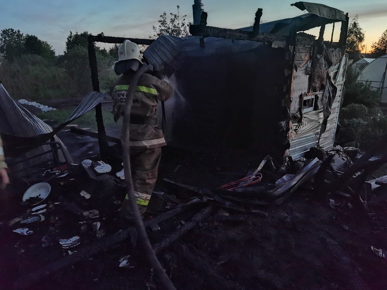 В коллективном саду огонь уничтожил дачный домик и баню » Городской Вестник  - Новости Верхней и Нижней Салды